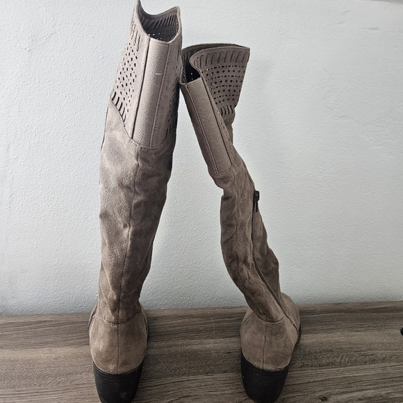 Suede taupe knee-high boots size 8 by David Aaron - Picture 5 of 8